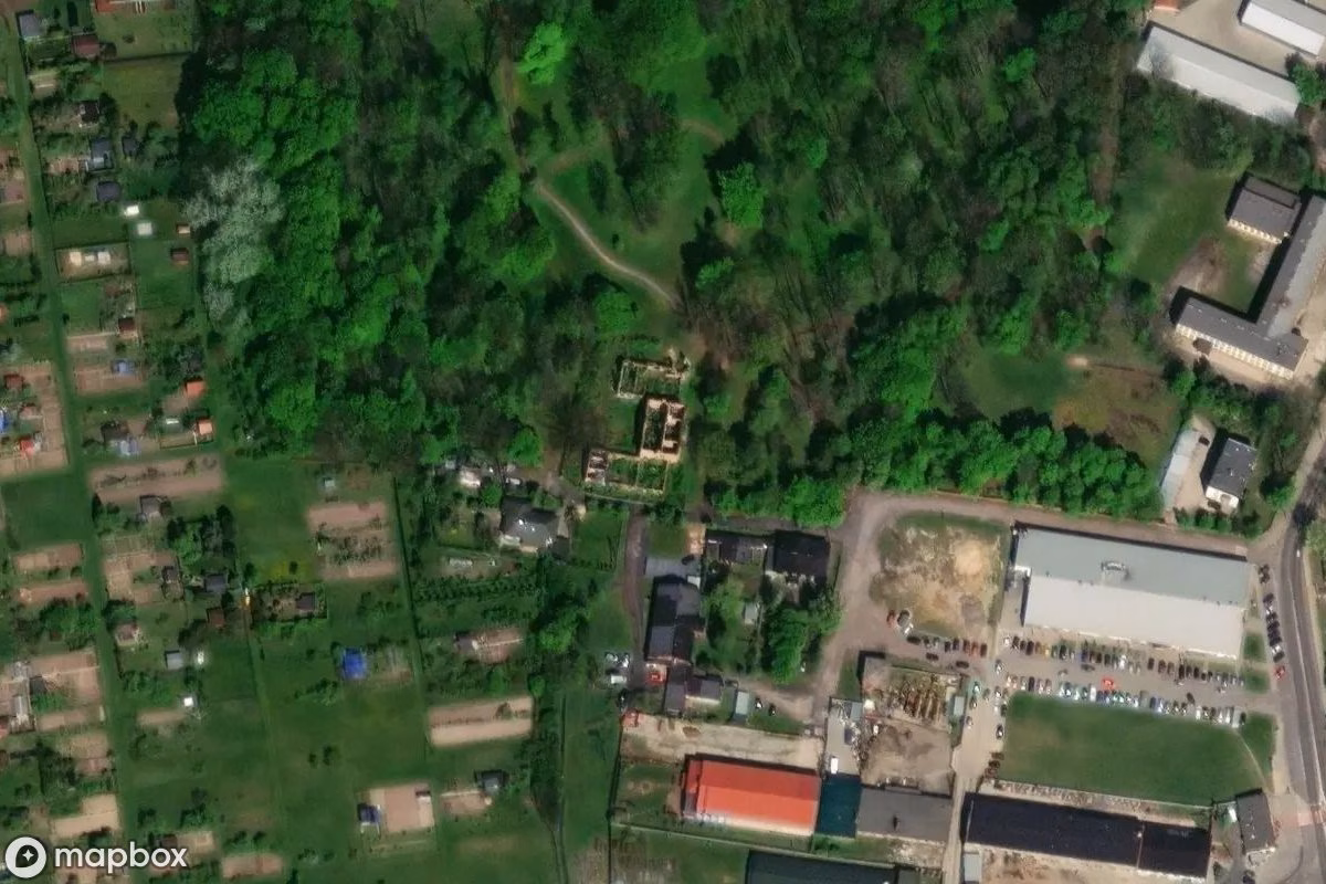 Satelitní letecký pohled na Palais, opuštěné Zámek v Moszczenica, Polsko