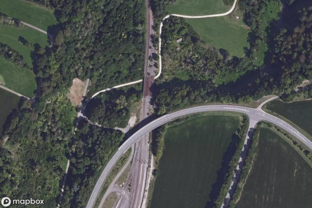 Satellitbild från luften av Verlassenes Stellwerkhäuschen, en övergiven Fabrik i Storzingen, Tyskland