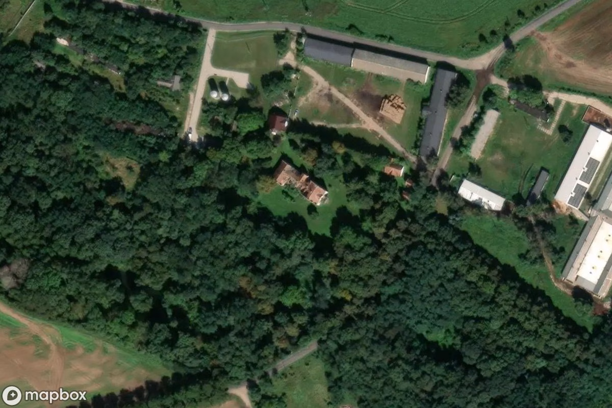 Satellittbilde fra luften av Palais Piotrów, et forlatt Slott i Grabianowo, Polen