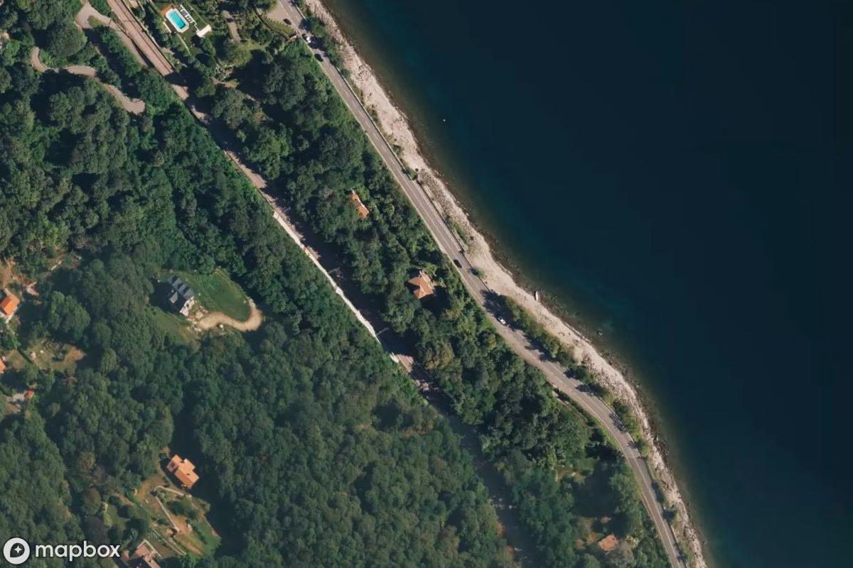 Satellitbillede set fra luften af Castello Pellegrini, et forladt Slot i Passera, Italien