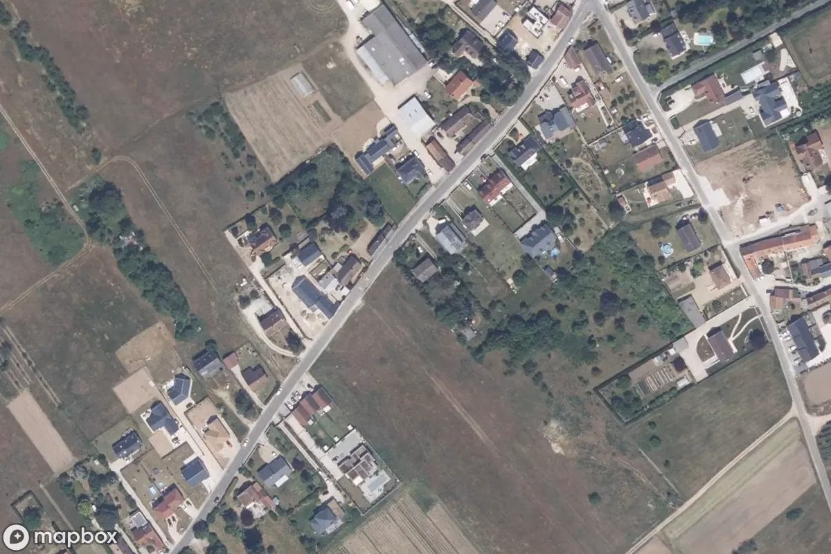 Satellitbillede set fra luften af Maison aux Cochons, et forladt Beboelseshus i Saint-Hilaire-Saint-Mesmin, Frankrig