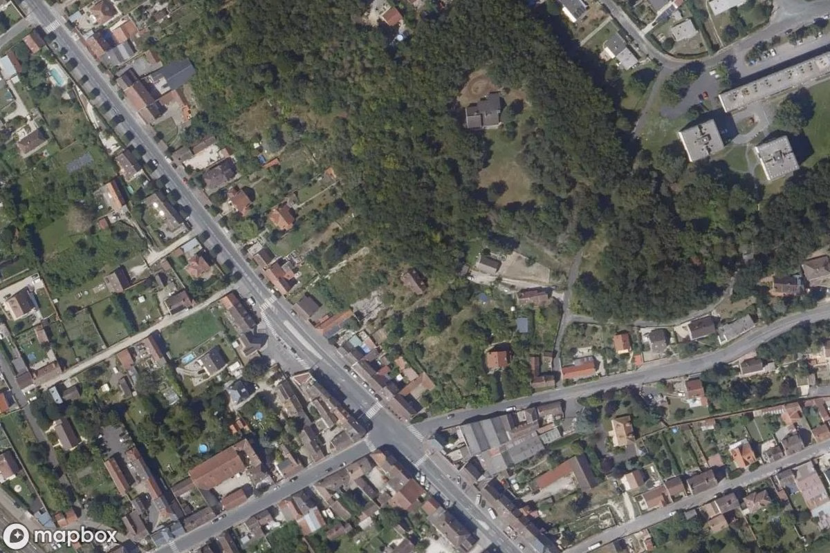 Aerial satellite view of Maison de la Fontaine, an abandoned Residence in Souppes-sur-Loing, France
