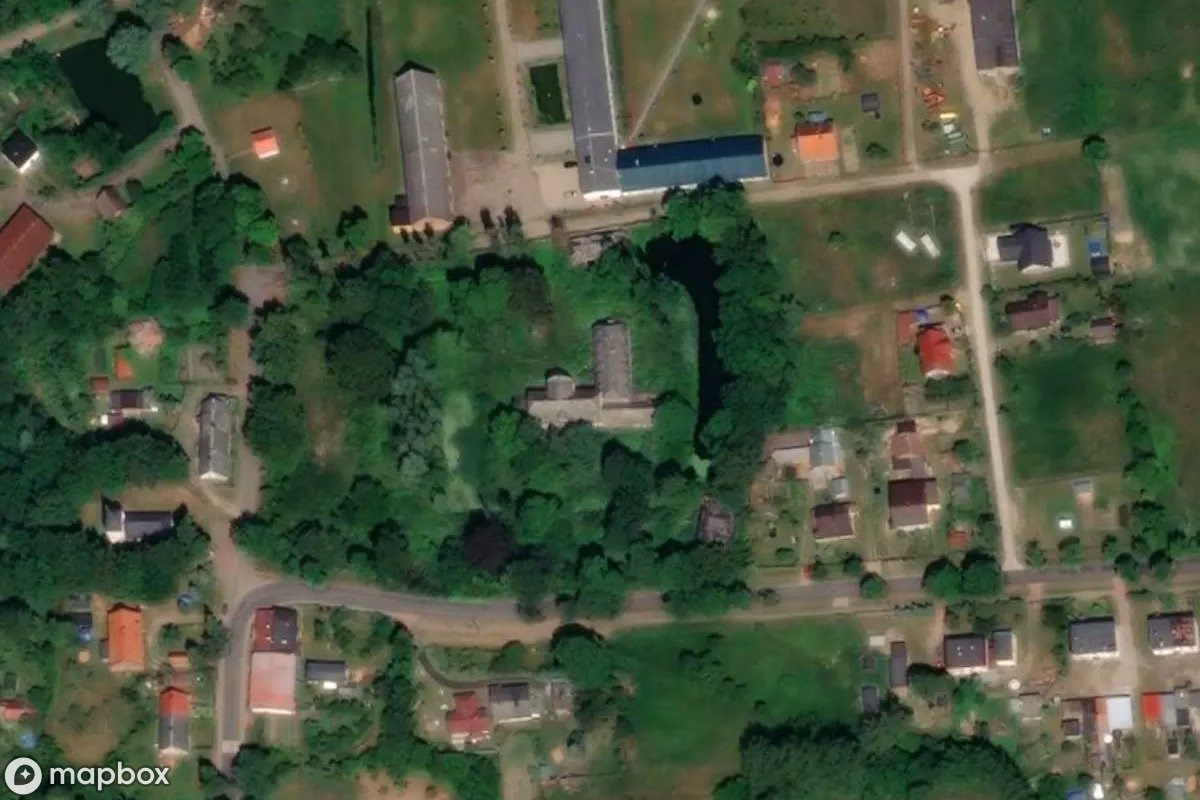 Vue aérienne satellite de Manoir Wyto 18. Jh., un Résidence abandonné à Wytowno, Pologne
