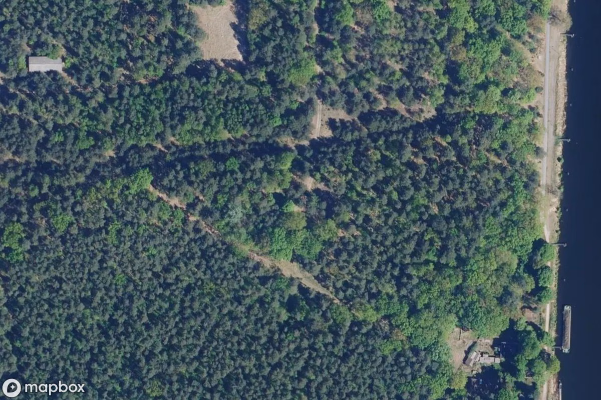 Satellitbild från luften av Munitionskeller, en övergiven Bunker i Oranienburg, Tyskland