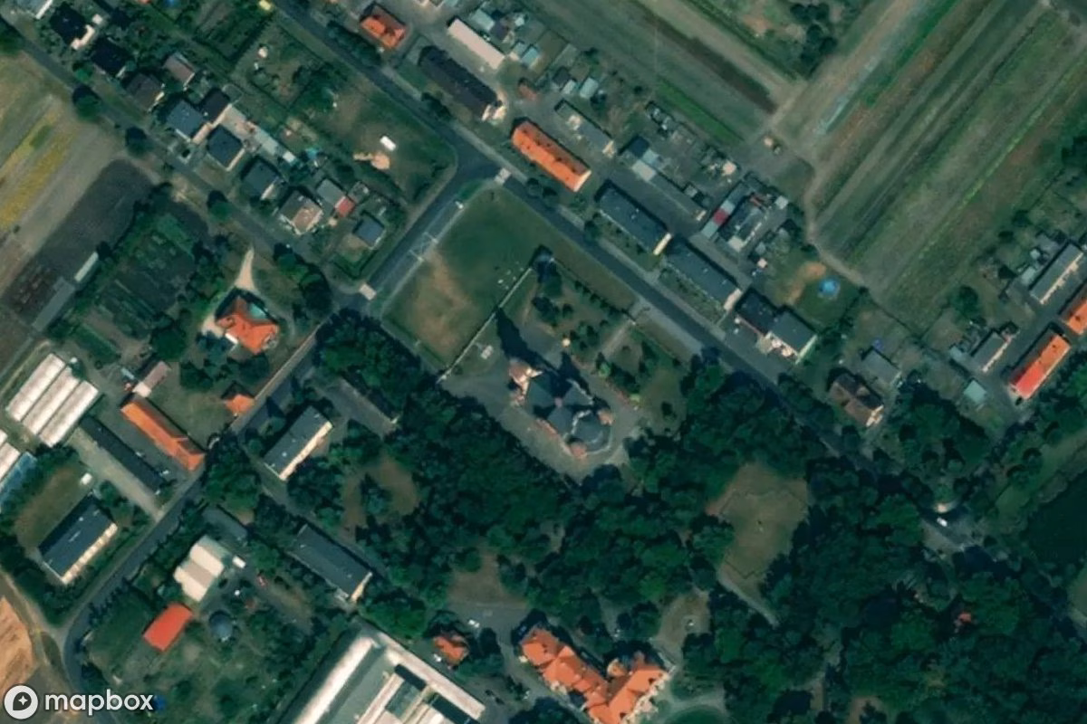 Satelitní letecký pohled na Kirche Smolice, opuštěné Kostel v Smolice, Polsko