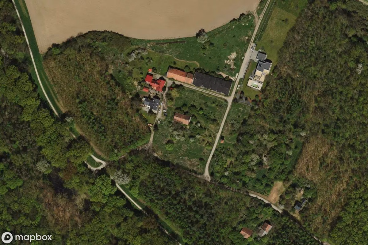 Vue aérienne satellite de Dorf Lesica, un Résidence abandonné à Wrocław, Pologne