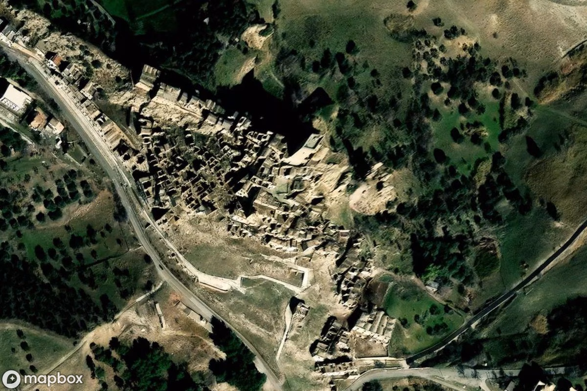 Satellietbeeld vanuit de lucht van Geisterstadt, een verlaten  in Craco, Italië