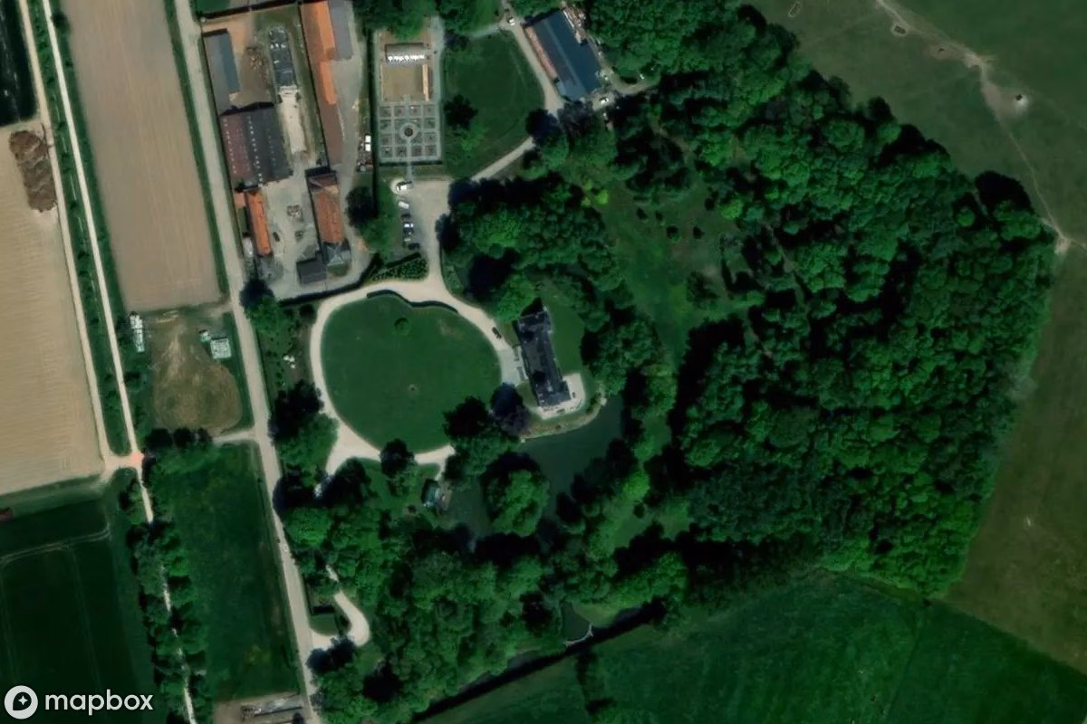Satellittbilde fra luften av Château de Grandmetz, et forlatt Slott i Grandmetz, Belgia