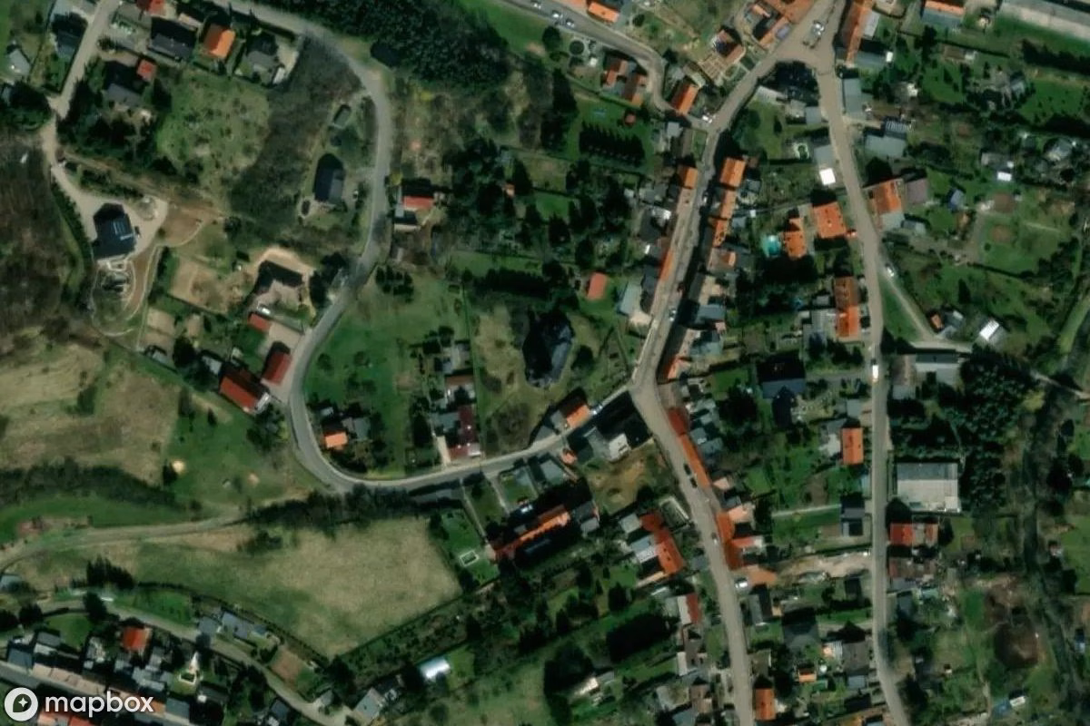 Satellietbeeld vanuit de lucht van Kirche, een verlaten Kerk in Hettstedt, Duitsland