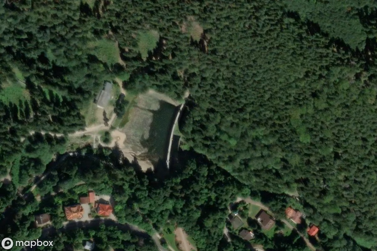 Satellitenansicht von Staudamm Łomnica Karpacz, eine verlassene  in Karpacz, Polen