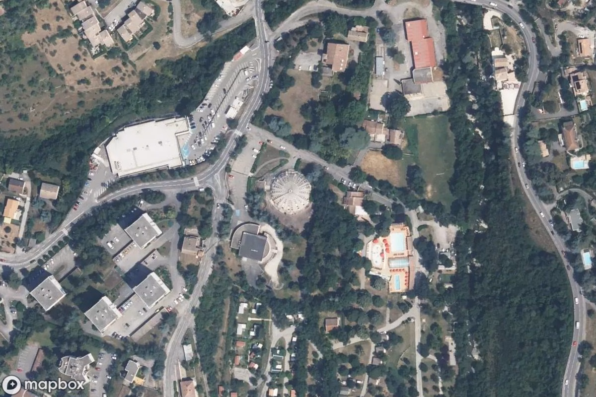 Satellitbillede set fra luften af Schwimmbad Tournesol Privas, et forladt Svømmehal i Privas, Frankrig