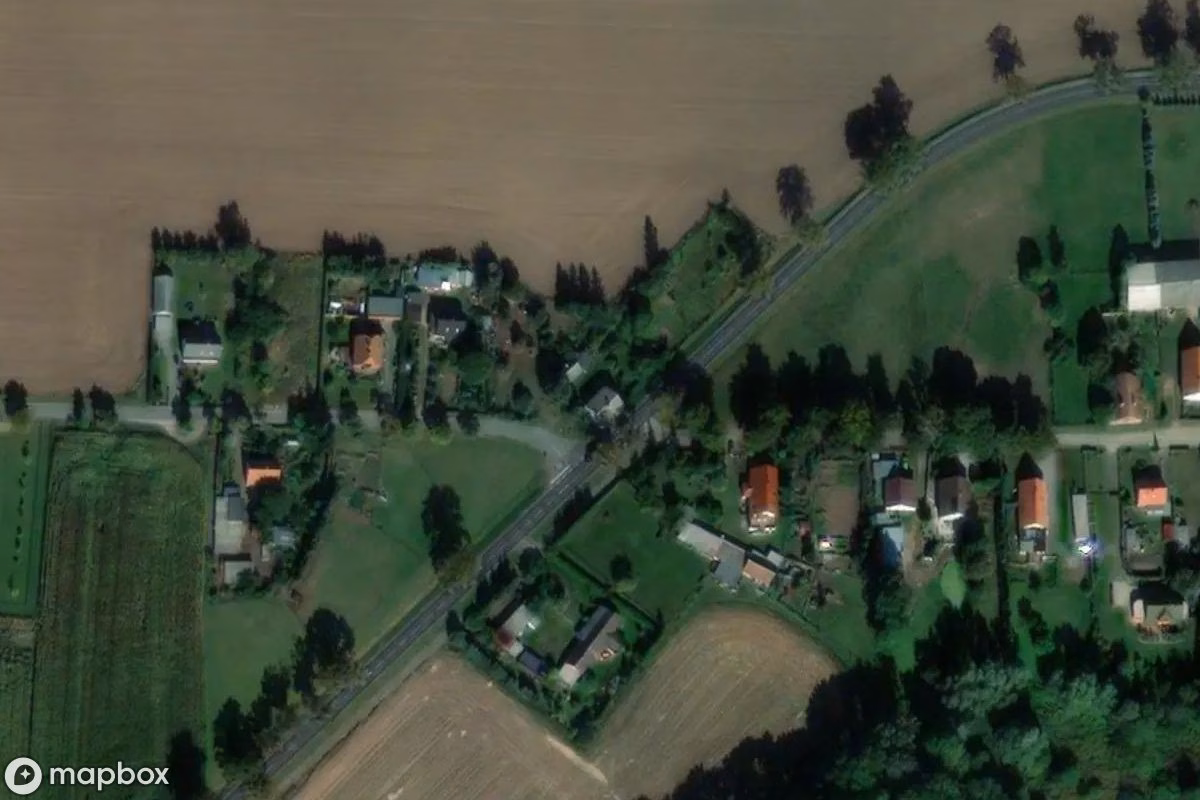 Satelitní letecký pohled na Wohnhaus, opuštěné Obytný dům v Relzow, Německo