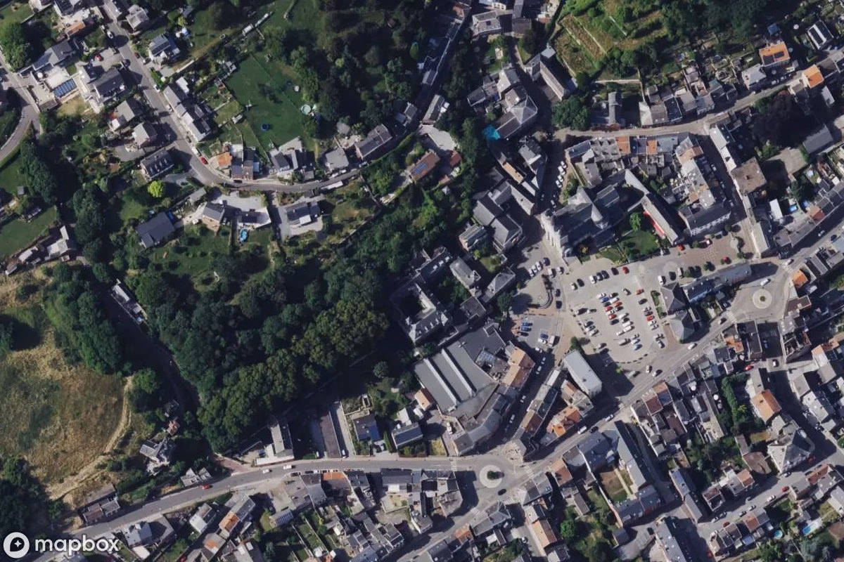 Satelitarny widok z lotu ptaka Kloster, opuszczone Kościół w Amay, Belgia