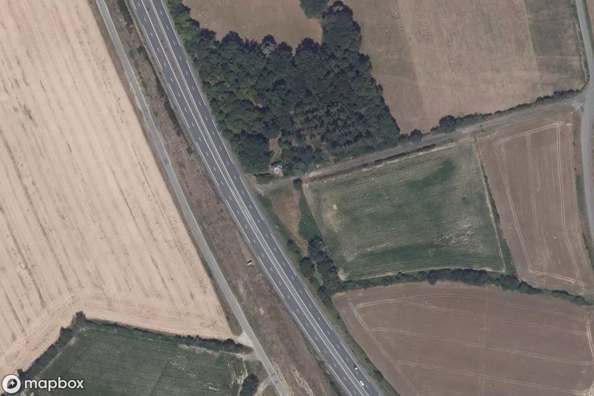 Satelitarny widok z lotu ptaka Maisonnette Der Alten, opuszczone Dom mieszkalny w Longuenée-en-Anjou, Francja