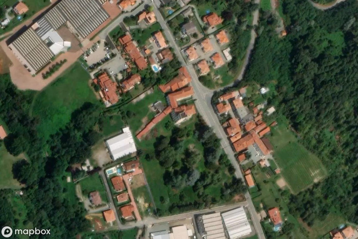 Satellittbilde fra luften av Lost Place, et forlatt  i Lessona, Italia