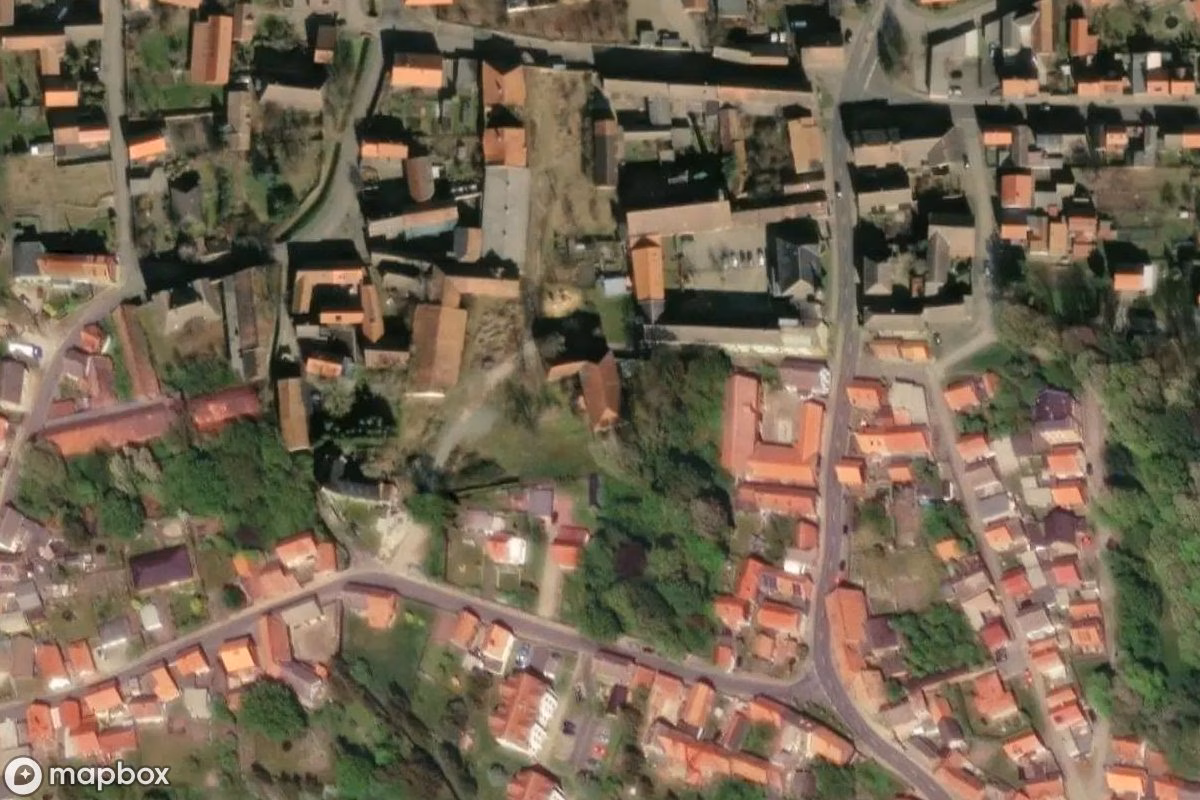 Műholdas légi felvétel Kindergarten helyszínről, egy elhagyatott Iskola itt: Huy, Németország