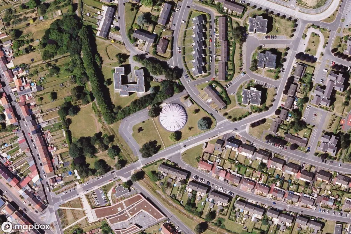 Satelitní letecký pohled na Schwimmbad Tournesol, opuštěné Bazén v Aniche, Francie