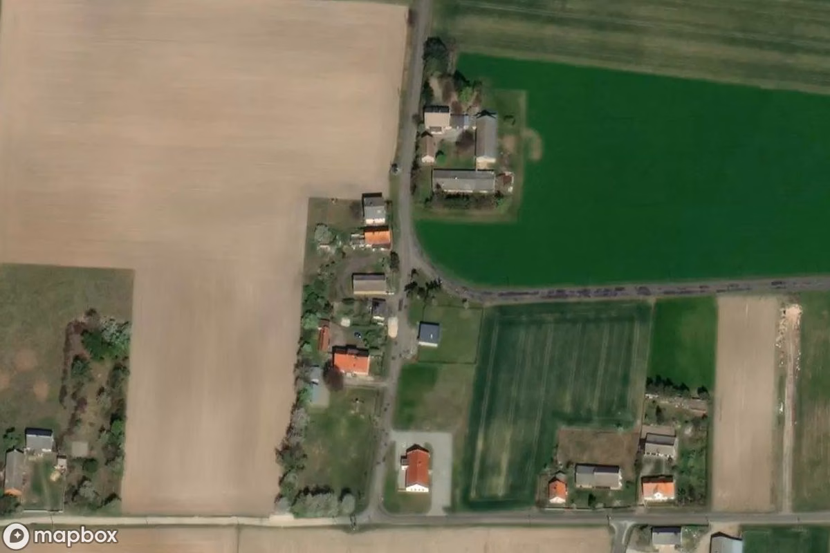 Satellitbild från luften av Denkmal Ujazd, en övergiven  i Siemianów, Polen