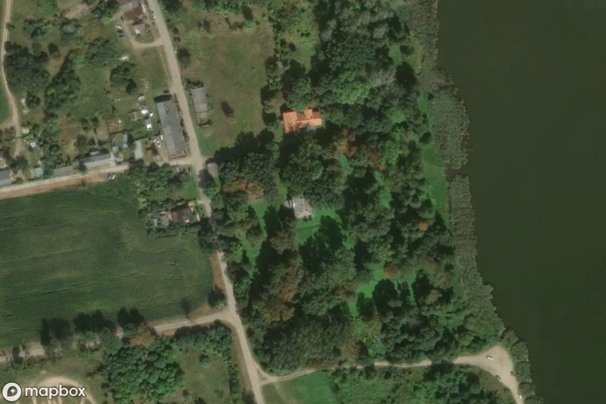 Satellitbillede set fra luften af Dwór Cieśle, et forladt Beboelseshus i Cieśle, Polen