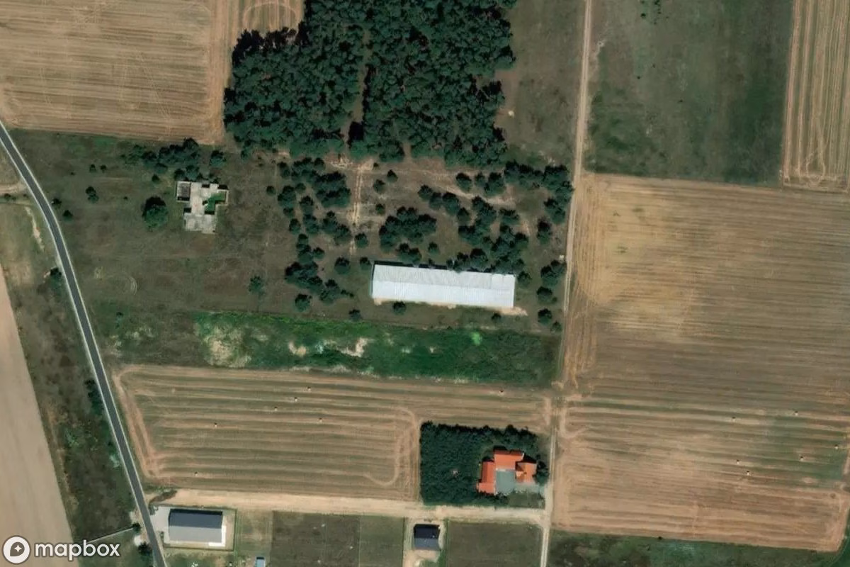 Satellittbilde fra luften av Salle Biedrusko, et forlatt  i Gorzyce Małe, Polen