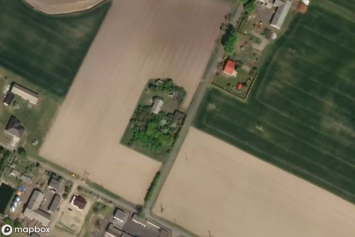 Satelitní letecký pohled na Maison des bizarreries, opuštěné Obytný dům v Browina, Polsko