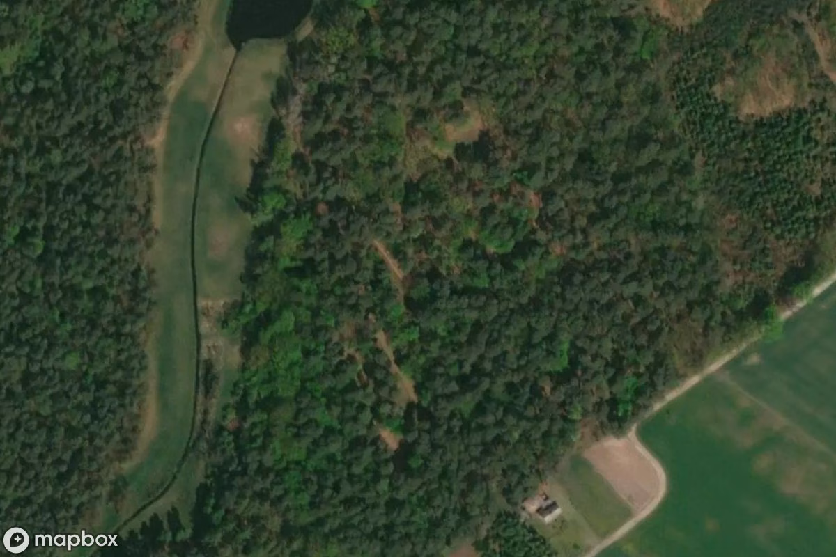 Satellitbild från luften av Grobowce Wietrzychowice, en övergiven Kyrkogård i Błenna, Polen