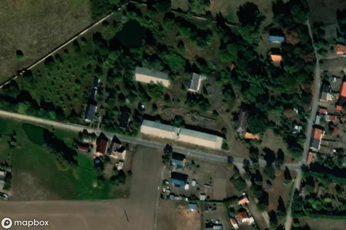 Satellietbeeld vanuit de lucht van Veb Menik, een verlaten  in Friedland, Duitsland