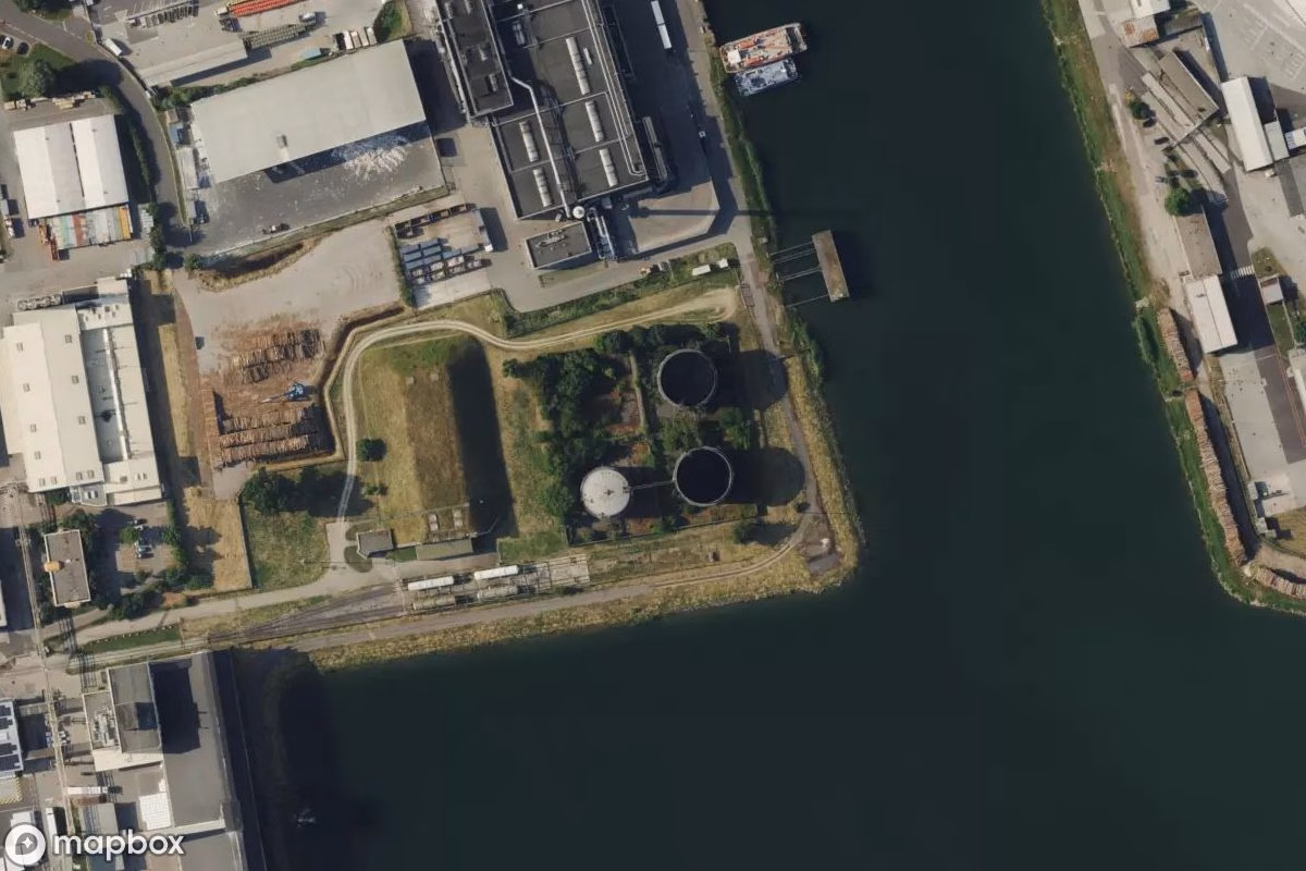 Satellittbilde fra luften av Tanklager, et forlatt Kraftverk i Linz, Østerrike