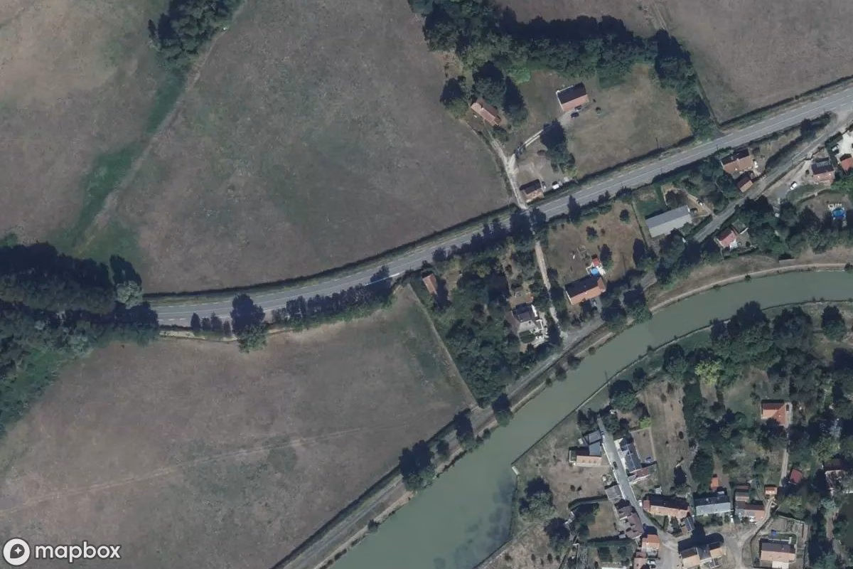 Vista aérea por satélite de Maison Bouchon, un Residencia abandonado en Gimouille, Francia