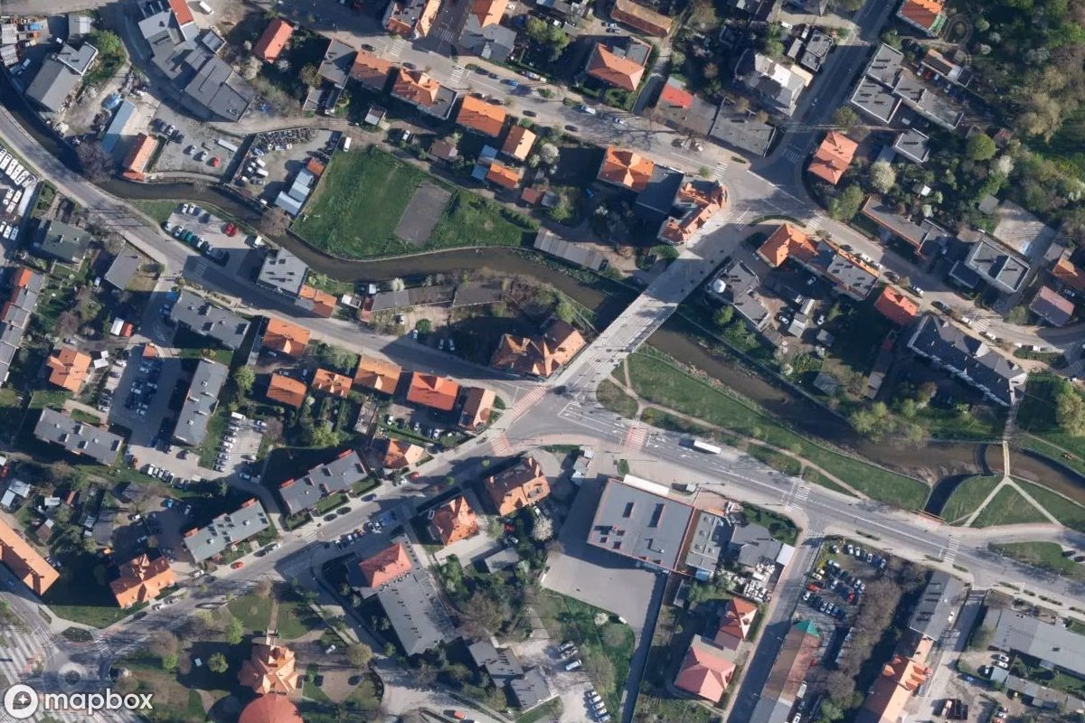 Satellietbeeld vanuit de lucht van Hotel Polonia, een verlaten Hotel in Dzierżoniów, Polen