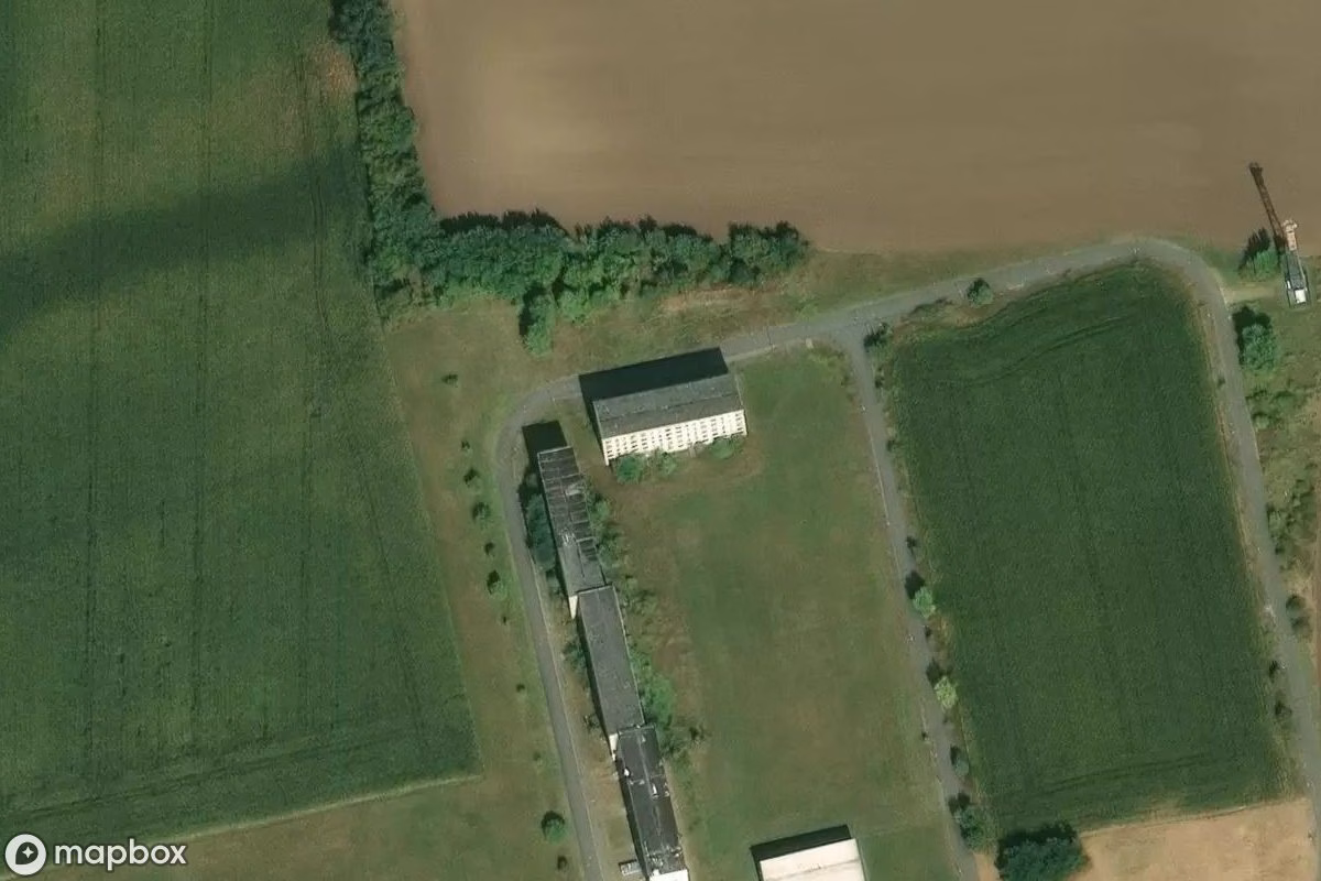 Satellittbilde fra luften av Wohnhäuser / Kaserne, et forlatt Bolighus i Hecklingen, Tyskland