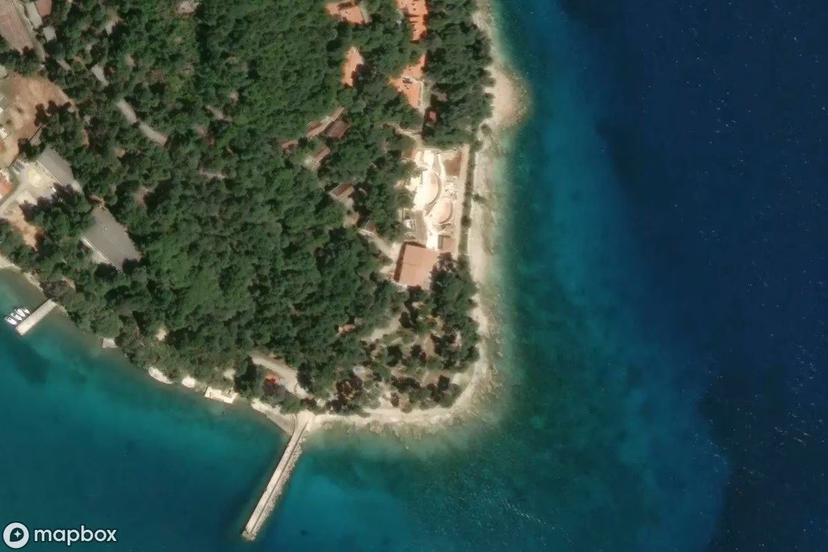 Vista aérea por satélite de Ferienanlage, un  abandonado en Kukljica, Croacia