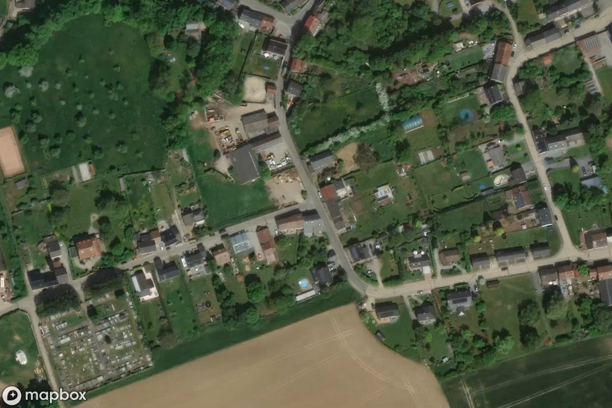 Satellitbillede set fra luften af Château de Balâtre, et forladt Slot i Jemeppe-sur-Sambre, Belgien