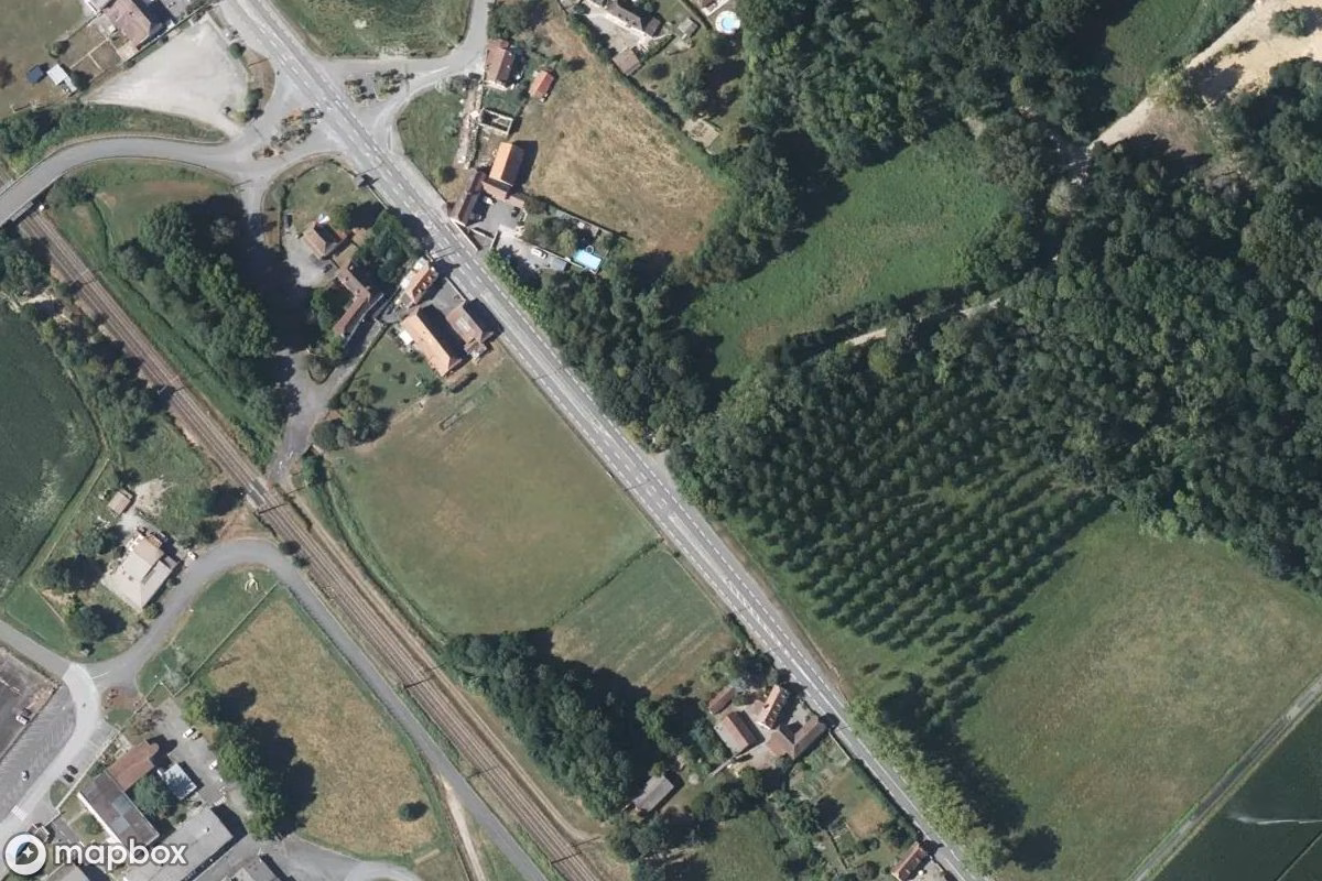 Satelitní letecký pohled na Maison Gardienne, opuštěné Obytný dům v Mont, Francie