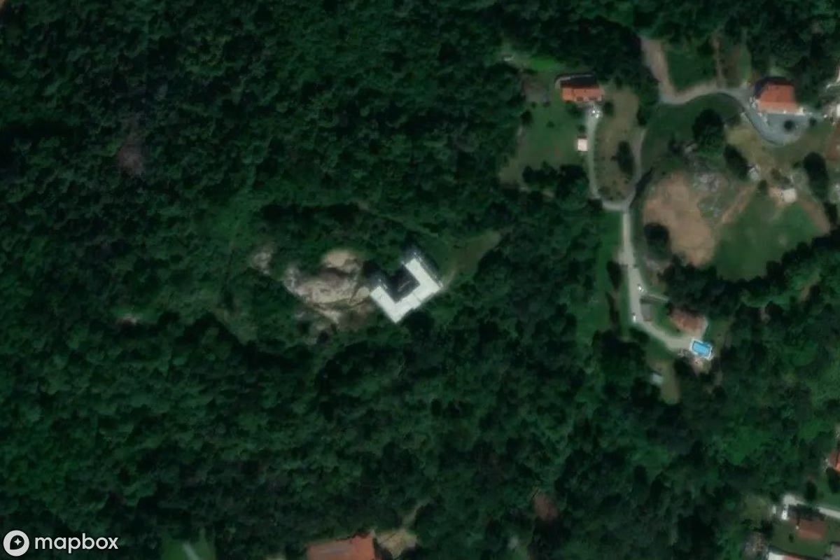 Satellitbillede set fra luften af Villa, et forladt Beboelseshus i Samone, Italien