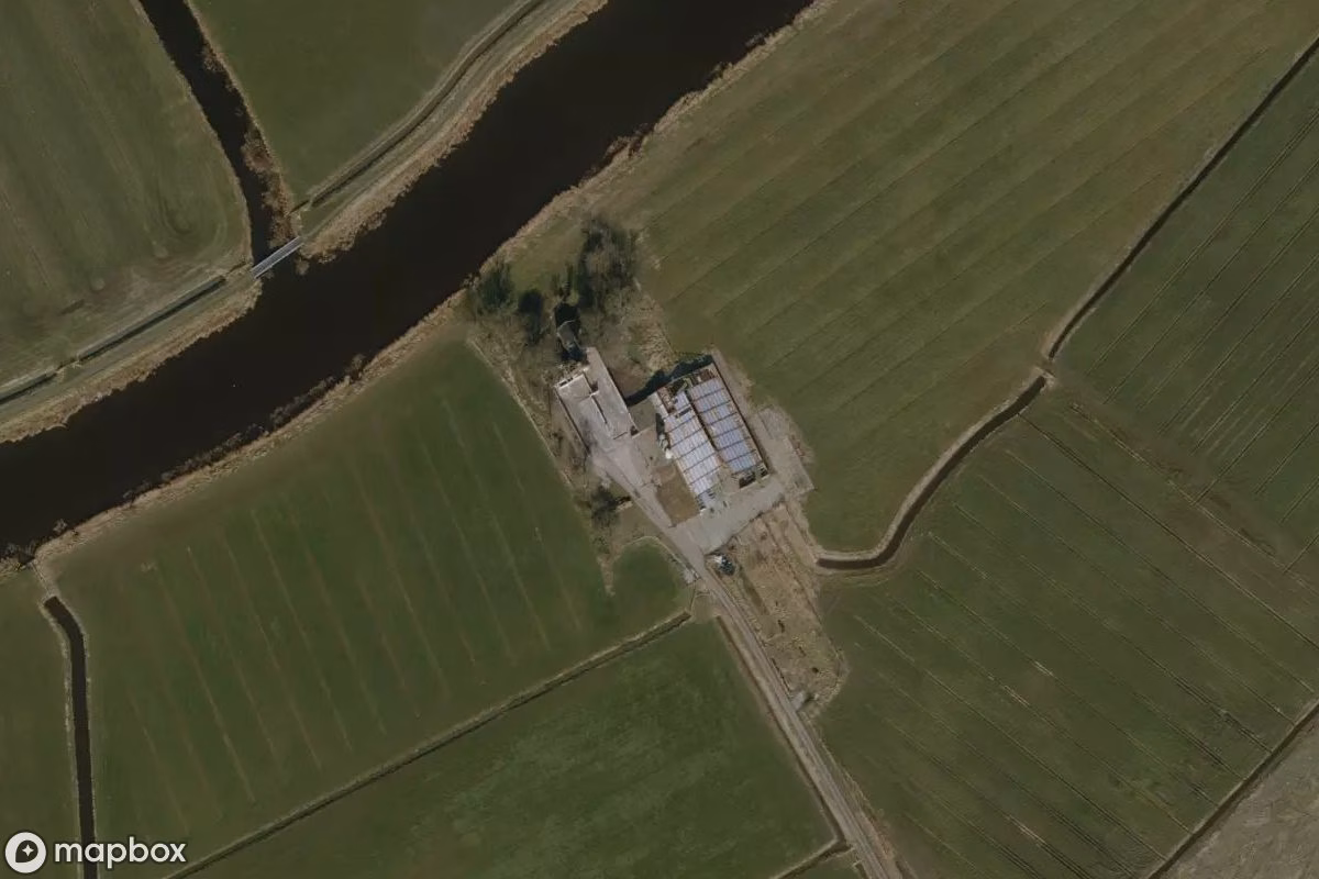 Vue aérienne satellite de Bauernhof, un Ferme abandonné à Rinsumageast, Pays-Bas