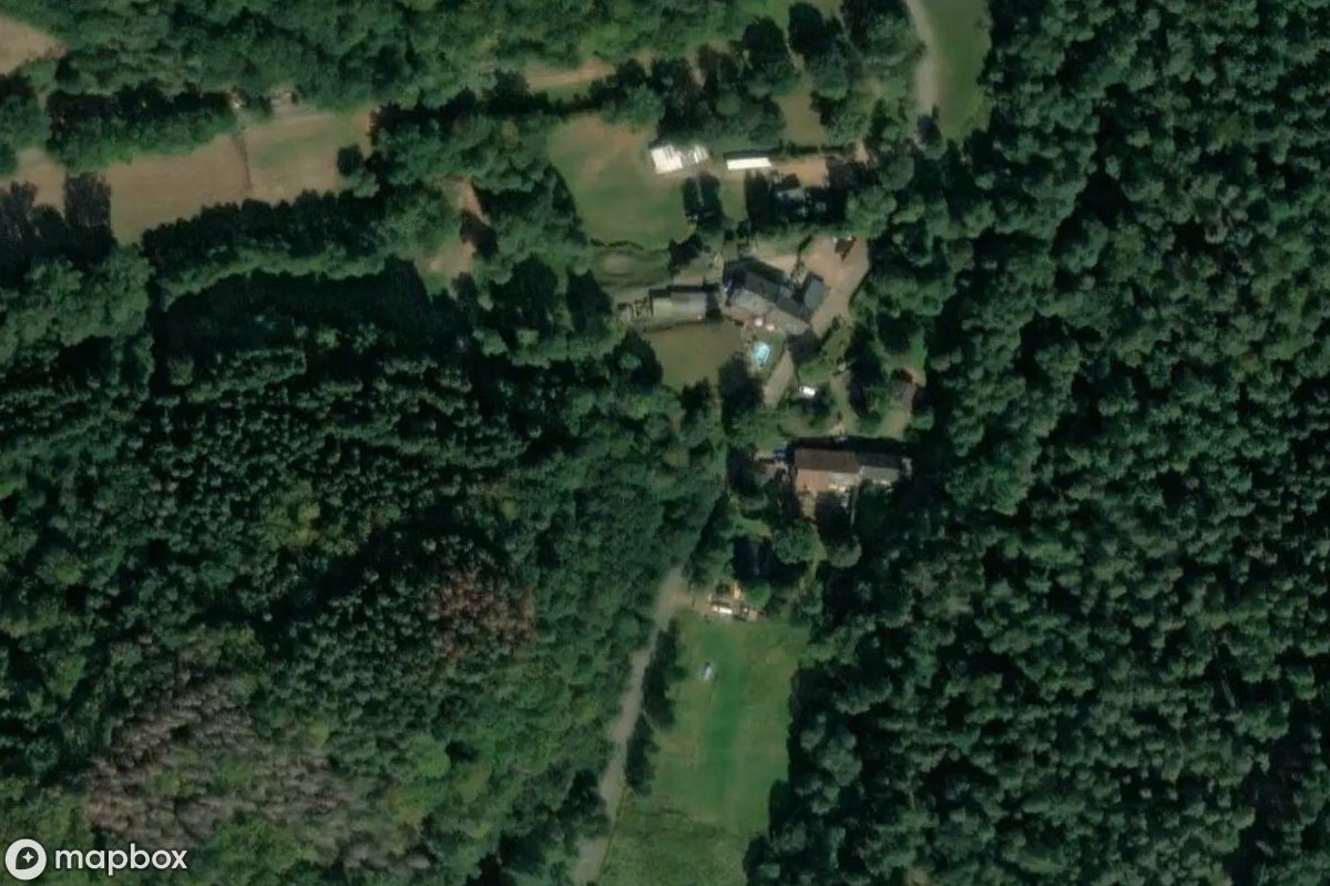 Satellitbild från luften av Das Haus der Näherin, en övergiven  i Mettlach, Tyskland