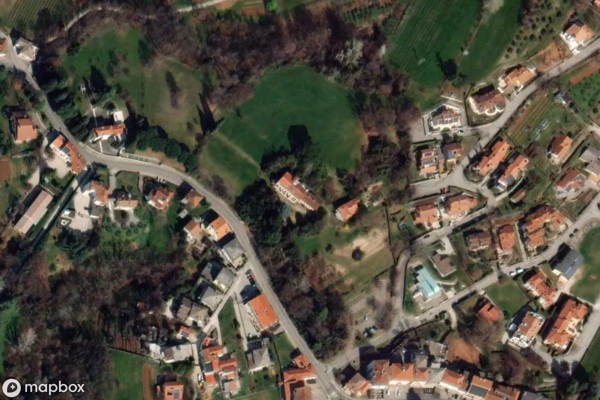 Satellietbeeld vanuit de lucht van Lost Place, een verlaten  in Madonnetta, Italië