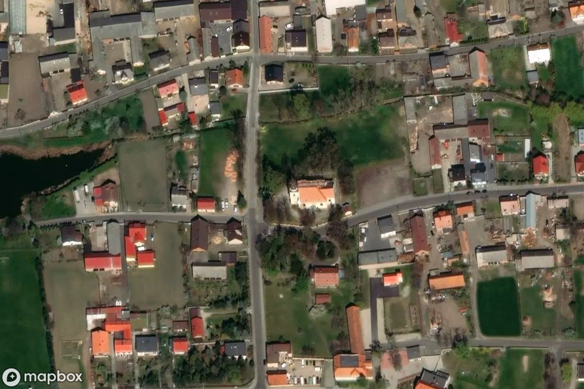 Satellitenansicht von Heiligtum Lutogniew, eine verlassene Kirche in Lutogniew, Polen