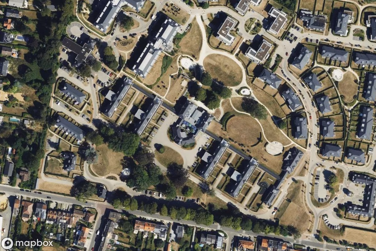 Satellittbilde fra luften av Schule Labyrinth, et forlatt Skole i Waterloo, Belgia