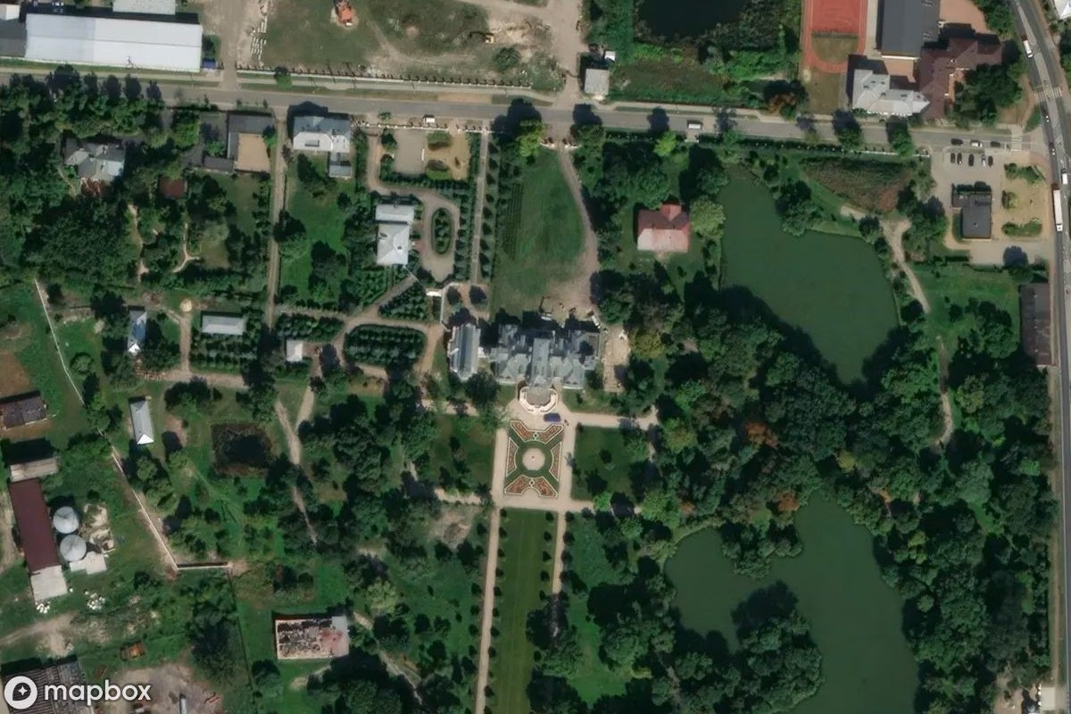 Satelitní letecký pohled na Sobanski Palast, opuštěné Zámek v Guzów, Polsko