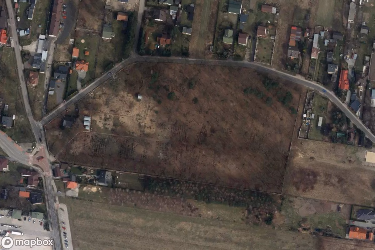 Satellietbeeld vanuit de lucht van Jüdischer Friedhof, een verlaten Begraafplaats in Piotrków Trybunalski, Polen