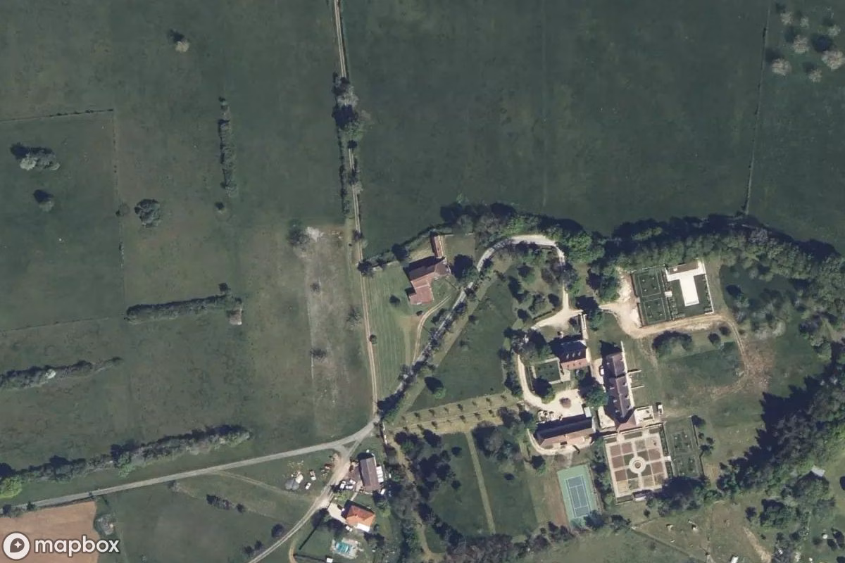 Satelitarny widok z lotu ptaka Château de Gabillou, opuszczone Zamek w Gabillou, Francja