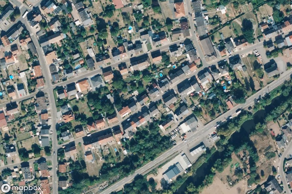 Satellietbeeld vanuit de lucht van Haus, een verlaten  in Nalbach, Duitsland