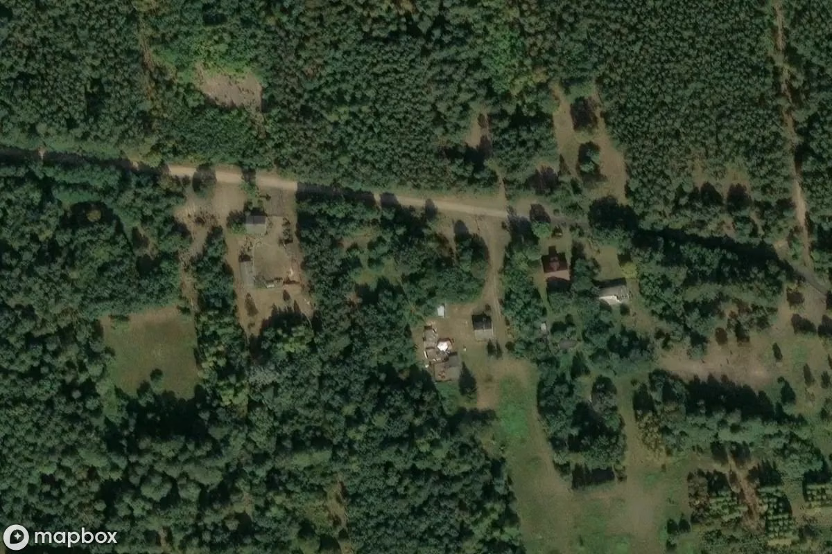 Vue aérienne satellite de Verlassenes Dorf Kampinos, un Résidence abandonné à Famułki Królewskie, Pologne