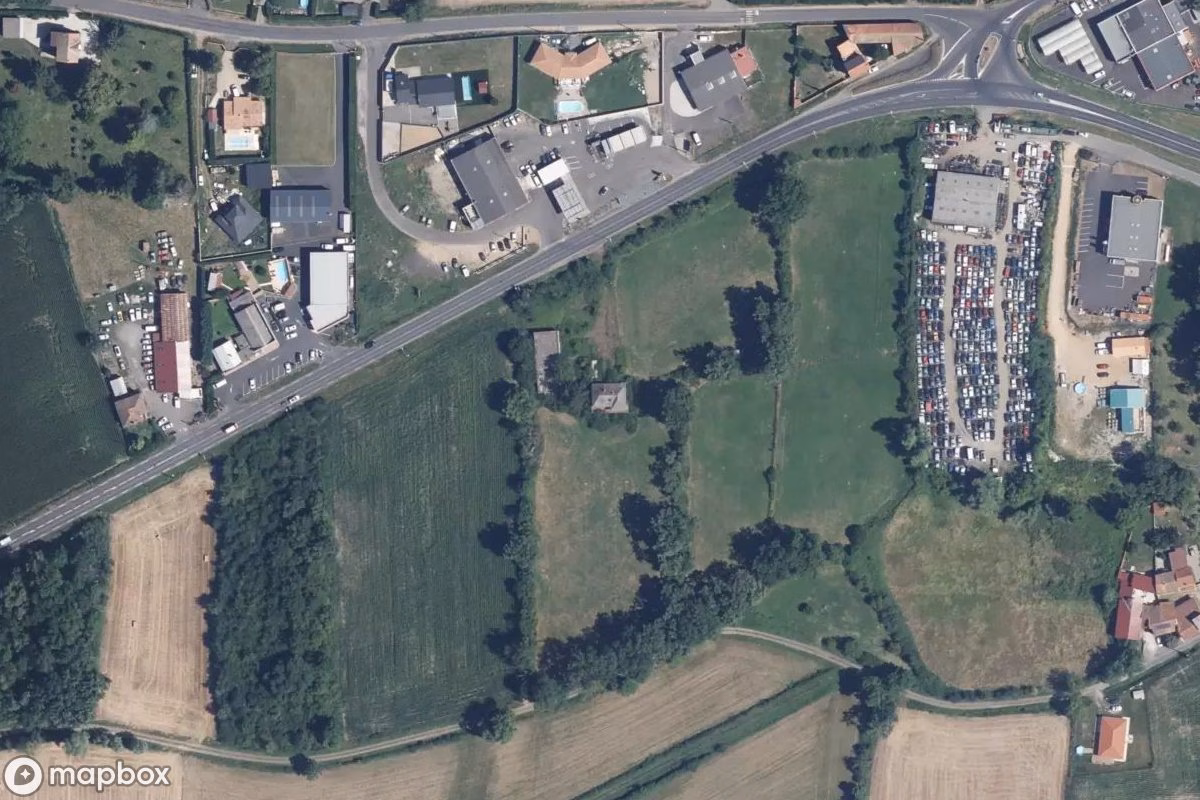 Satellitbillede set fra luften af Maison Du Chauffeur, et forladt Beboelseshus i Lezoux, Frankrig