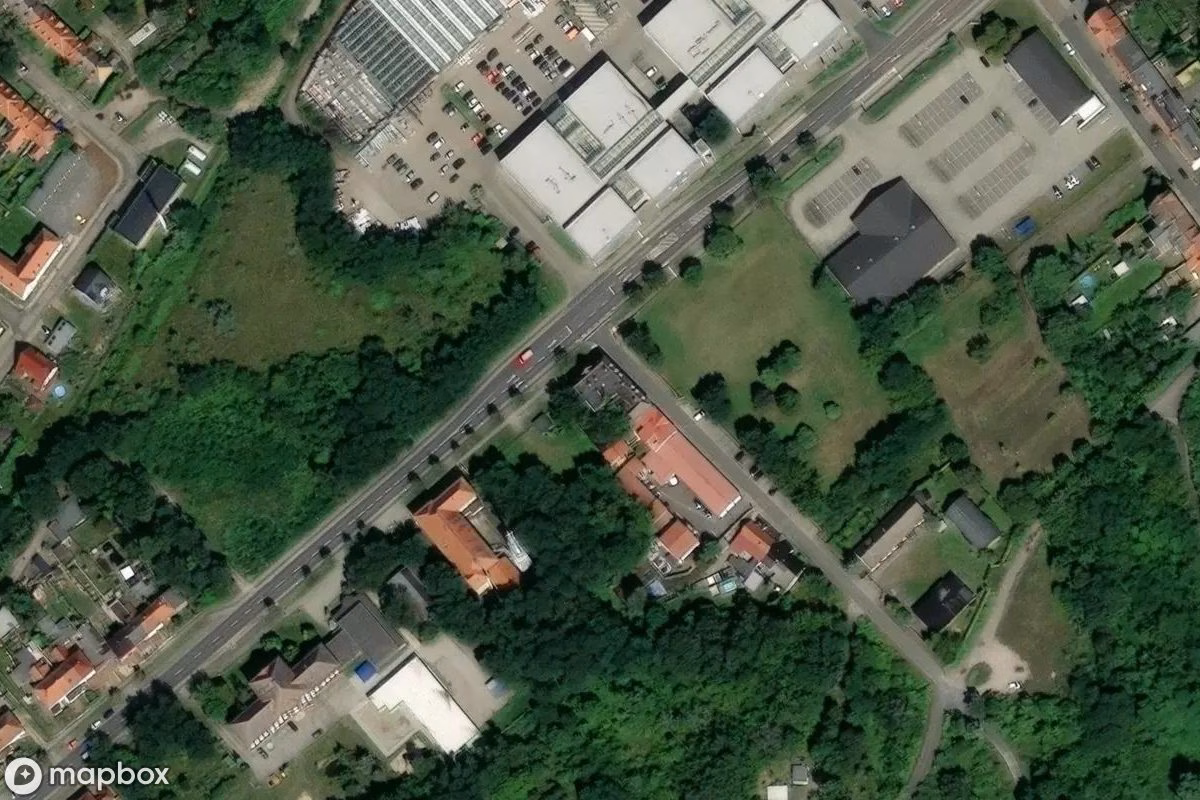 Satellitbild från luften av Wohnhaus, en övergiven Bostadshus i Bitterfeld-Wolfen, Tyskland