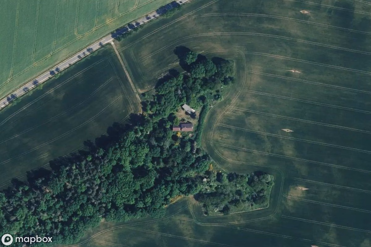 Satelitní letecký pohled na Wohnhaus, opuštěné Obytný dům v Malschwitz - Malešecy, Německo