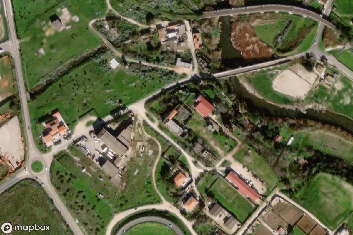 Satellietbeeld vanuit de lucht van Fabrik, een verlaten Fabriek in Posthudorra/Porto Torres, Italië