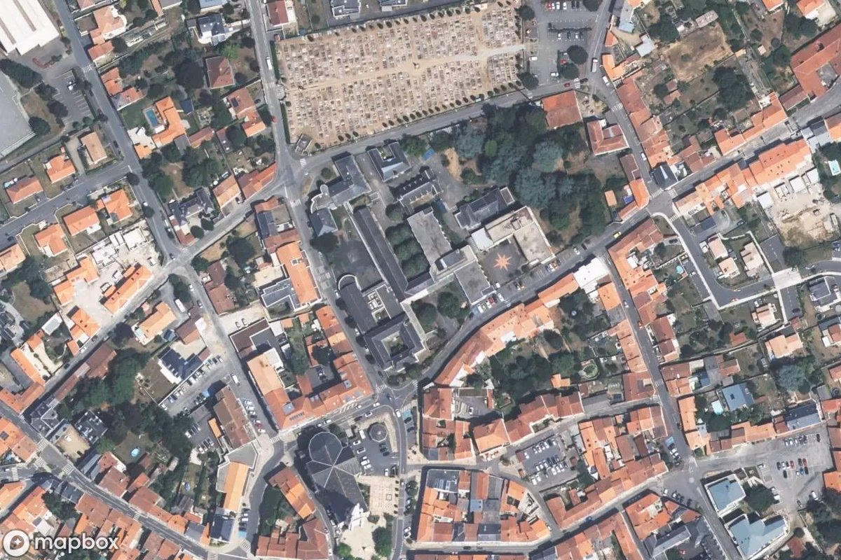 Satellitbillede set fra luften af Hôpital Du Boucher, et forladt Hospital i Le Loroux-Bottereau, Frankrig